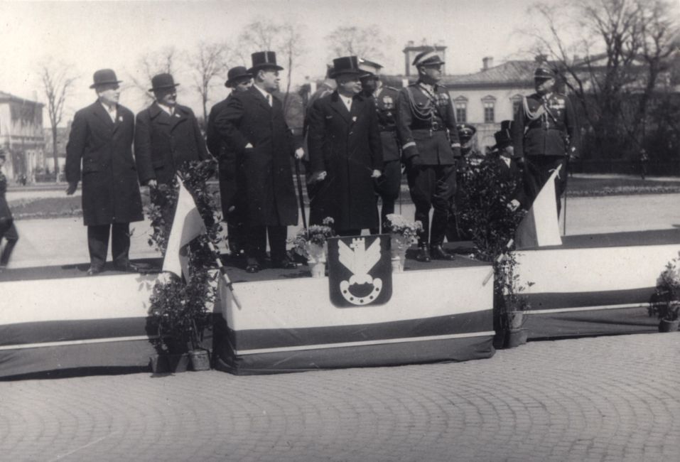 Plac Litewski. Obchody święta państwowego, ok. 1937-1939. 