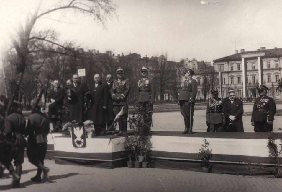 Plac Litewski. Obchody święta państwowego, ok. 1937-1939. 