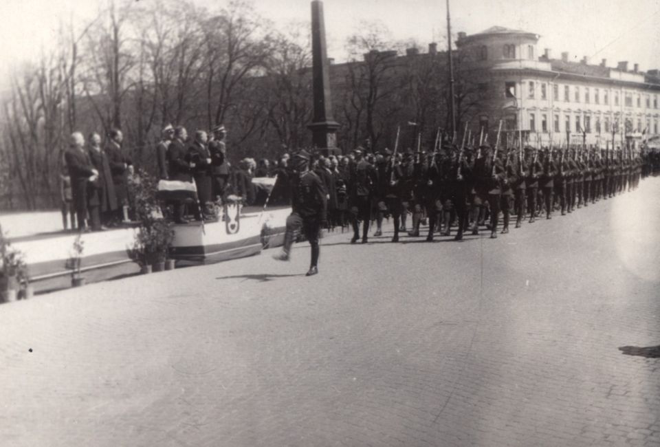 Plac Litewski. Obchody święta państwowego, ok. 1937-1939. 