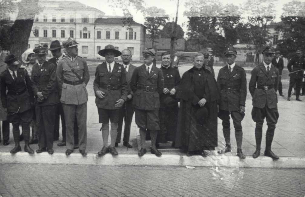 Plac Litewski. Obchody święta państwowego. Władze komendy Związku Harcerstwa Polskiego, ok. 1932-1935. 