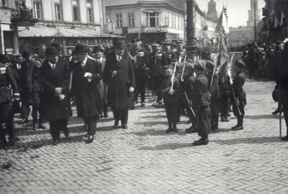 Ul. Krakowskie Przedmieście. Obchody święta państwowego, ok. 1932-1935. 