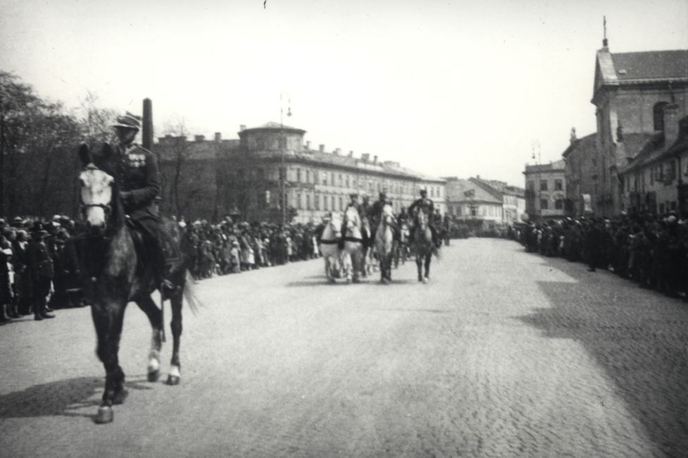 Ul. Krakowskie Przedmieście. Obchody święta państwowego, ok. 1932-1935. 