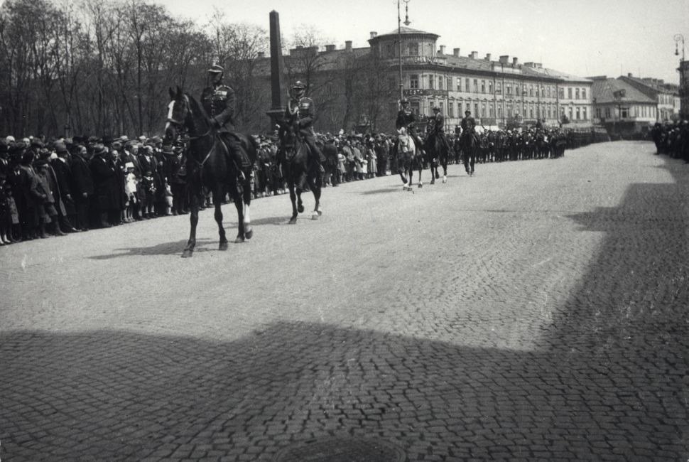 Ul. Krakowskie Przedmieście. Obchody święta państwowego, ok. 1932-1935. 