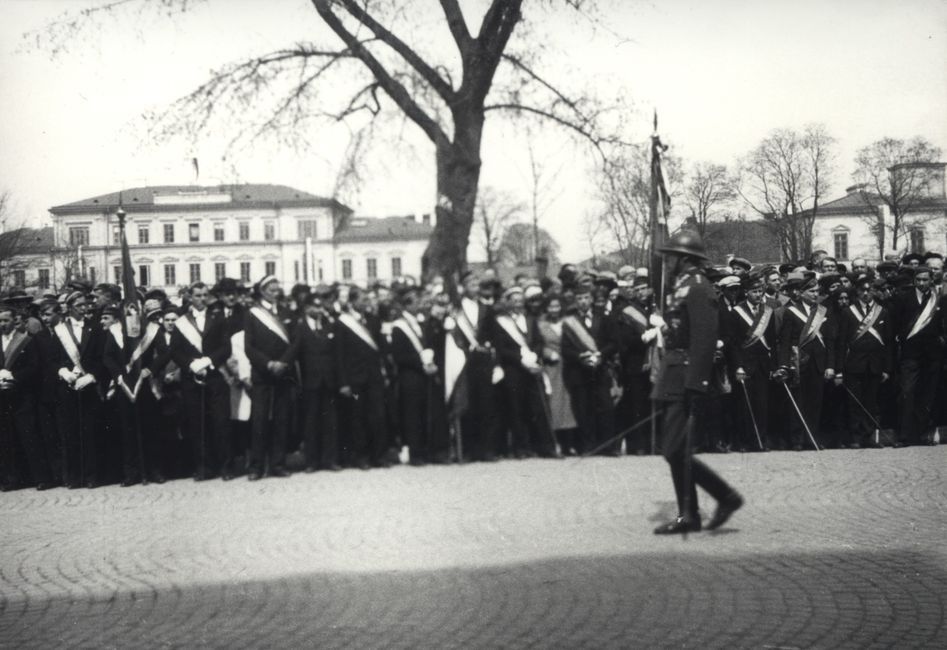 Ul. Krakowskie Przedmieście. Obchody święta państwowego, ok. 1932-1935. 