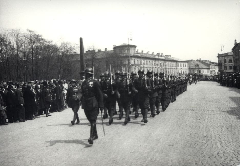 Ul. Krakowskie Przedmieście. Obchody święta państwowego, ok. 1932-1935. 