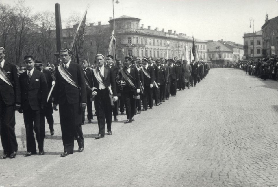 Ul. Krakowskie Przedmieście. Obchody święta państwowego, ok. 1932-1935. 