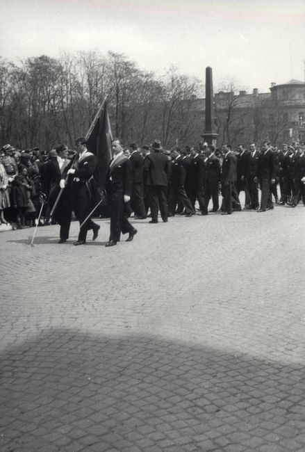 Ul. Krakowskie Przedmieście. Obchody święta państwowego, ok. 1932-1935. 