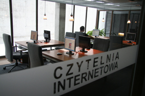 Fotografia - wejście do czytelni Internetowej