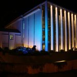 Fotografia - gmach WBO oświetlony na niebiesko podczas Nocy Kultury