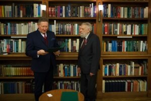 Tadeusz Sławecki – Dyrektor Wojewódzkiej Biblioteki Publicznej im. H. Łopacińskiego w Lublinie wręczył dr Zbigniewowi Jóźwikowi pamiątkowy medal wybity z okazji 110-lecia Książnicy