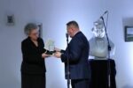 Uhonorowanie prof. Teresy Księskiej-Falger medalem jubileuszowym wybitym z okazji 110.lecia Książnicy