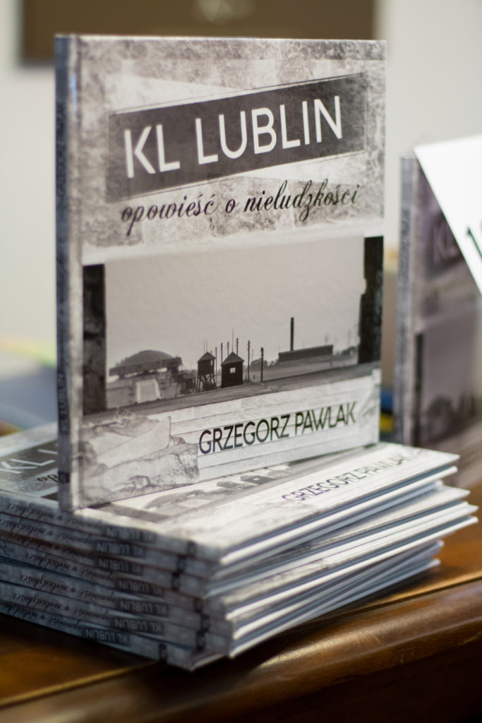 W Autorskiej Galerii Hol można obejrzeć wystawę fotografii Grzegorza Pawlaka KL. OPOWIEŚĆ O NIELUDZKOŚCI. Wystawa będzie czynna do 16 lutego 2019 r. w godzinach pracy Biblioteki. Wstęp wolny. Zapraszamy!