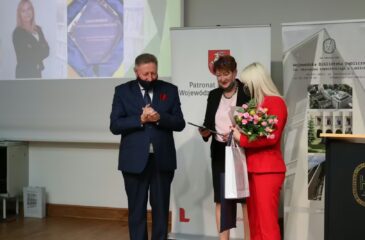 Okolicznościowy dyplom oraz kwiaty wręczyli laureatce dyrektor WBP im. H. Łopacińskiego Tadeusz Sławecki i Joanna Chapska przewodnicząca Zarządu Okręgu Stowarzyszenia Bibliotekarzy Polskich w Lublinie organizatora konkursu