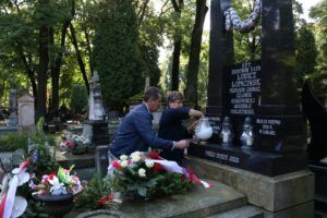 Znicz na grobie Hieronima Łopacińskiego w imieniu pracowników WBP zapalają: Ewa Hadrian i Andrzej Piesta