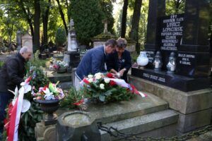 Znicz na grobie Hieronima Łopacińskiego w imieniu pracowników WBP zapalają: Ewa Hadrian i Andrzej Piesta