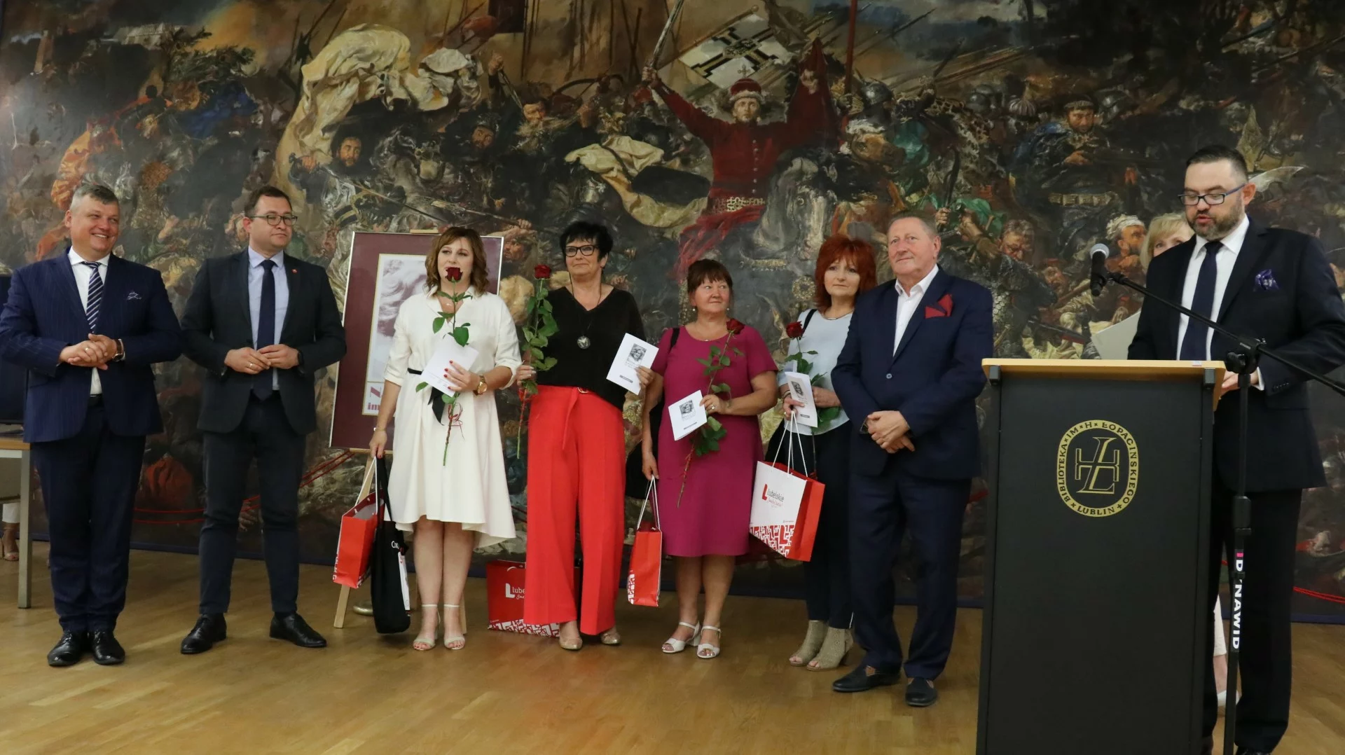 Nominacje kandydatkom do XXVIII edycji Nagrody im. Anny Platto wręczyli Robert Gmitruczuk Wicewojewoda Lubelski, Bartłomiej Bałaban Członek Zarządu Województwa Lubelskiego i Tadeusz Sławecki Dyrektor Wojewódzkiej Biblioteki Publicznej im. Hieronima Łopacińskiego w Lublinie