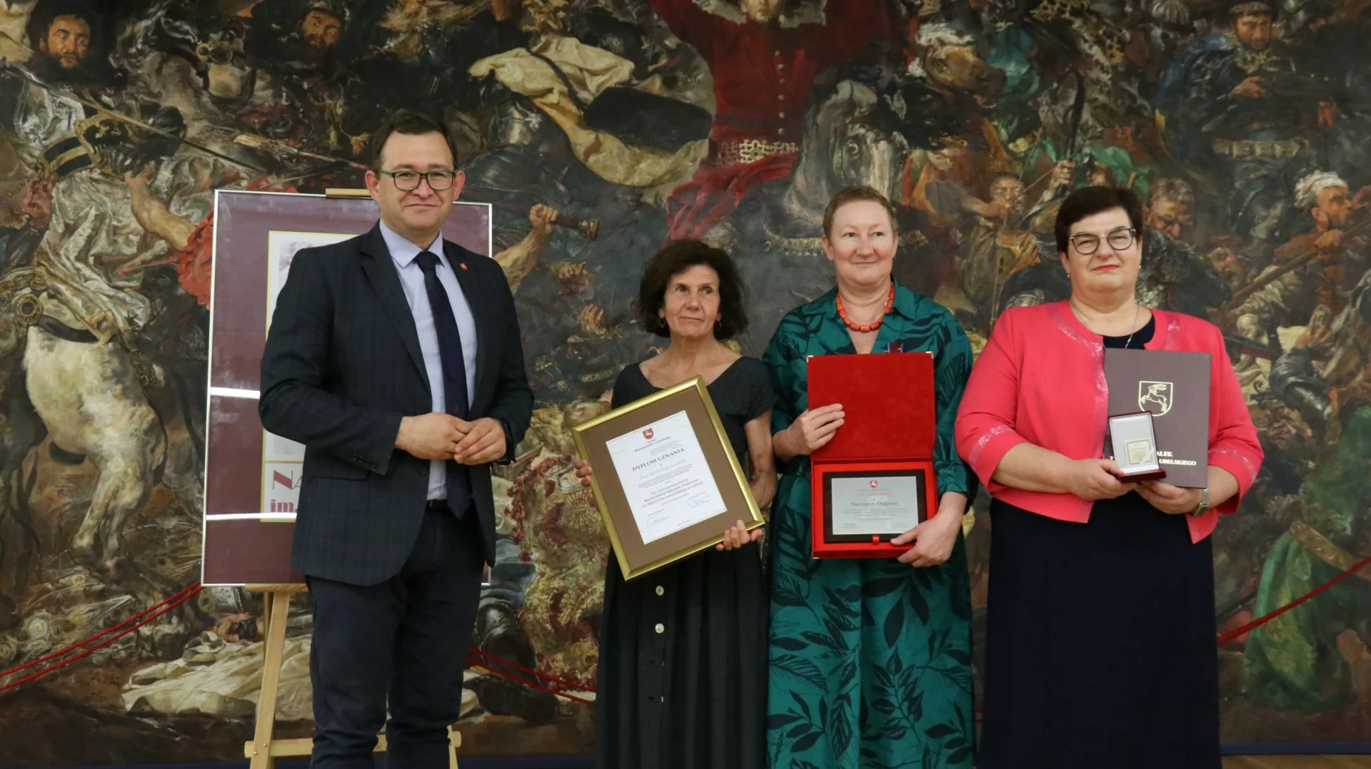 W imieniu Zarządu Wojewódzka Lubelskiego Bartłomiej Bałaban wręczył: Medal Pamiątkowy Województwa Lubelskiego Bożenie Lech-Jabłońskiej, Grawerton okolicznościowy za całokształt pracy na rzecz integracji środowiska bibliotekarskiego Joannie Chapskiej i Dyplom uznania Marii Dalczyńskiej