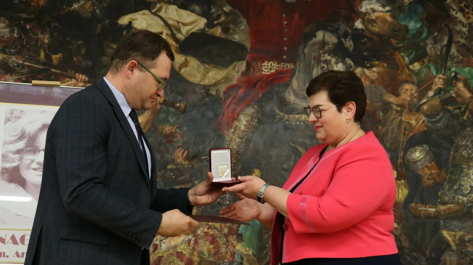 W imieniu Zarządu Wojewódzka Lubelskiego Bartłomiej Bałaban wręczył: Medal Pamiątkowy Województwa Lubelskiego Bożenie Lech-Jabłońskiej, Grawerton okolicznościowy za całokształt pracy na rzecz integracji środowiska bibliotekarskiego Joannie Chapskiej i Dyplom uznania Marii Dalczyńskiej