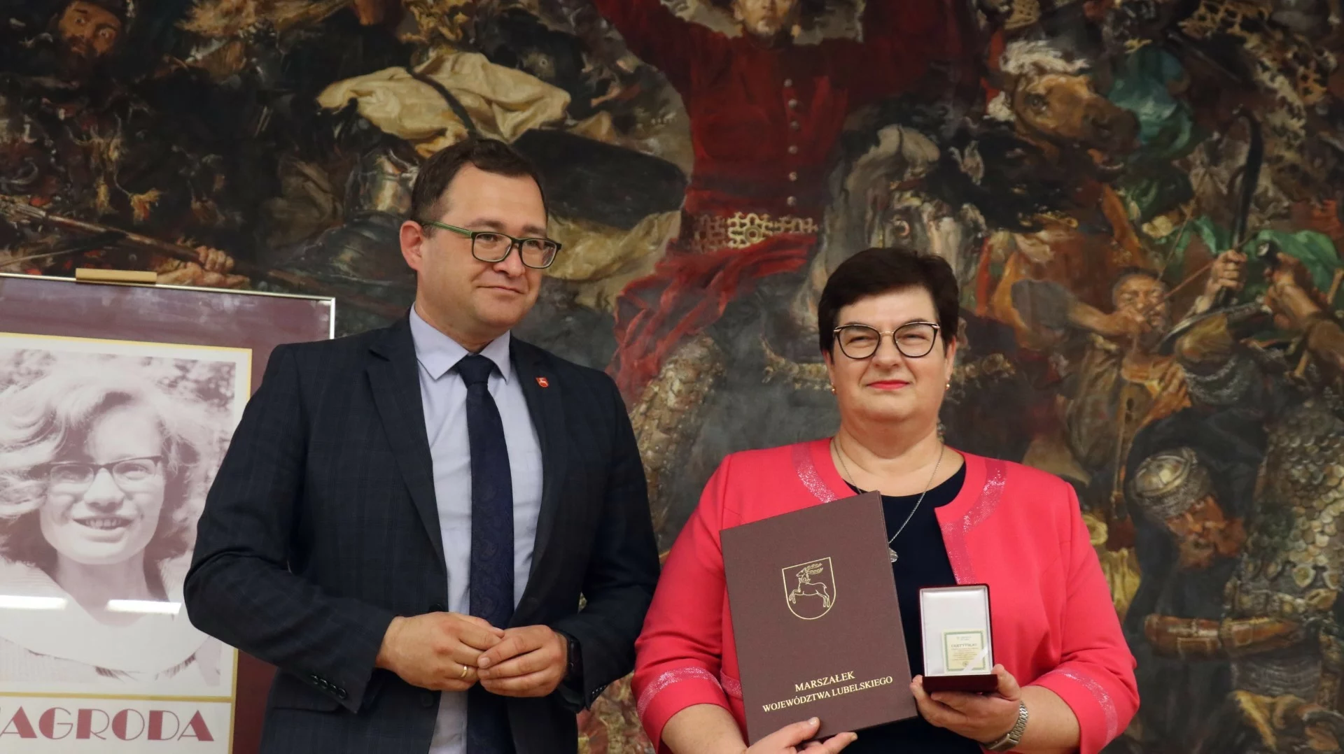 W imieniu Zarządu Wojewódzka Lubelskiego Bartłomiej Bałaban wręczył: Medal Pamiątkowy Województwa Lubelskiego Bożenie Lech-Jabłońskiej, Grawerton okolicznościowy za całokształt pracy na rzecz integracji środowiska bibliotekarskiego Joannie Chapskiej i Dyplom uznania Marii Dalczyńskiej