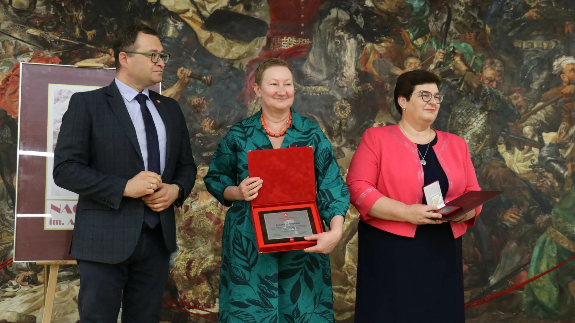 W imieniu Zarządu Wojewódzka Lubelskiego Bartłomiej Bałaban wręczył: Medal Pamiątkowy Województwa Lubelskiego Bożenie Lech-Jabłońskiej, Grawerton okolicznościowy za całokształt pracy na rzecz integracji środowiska bibliotekarskiego Joannie Chapskiej i Dyplom uznania Marii Dalczyńskiej