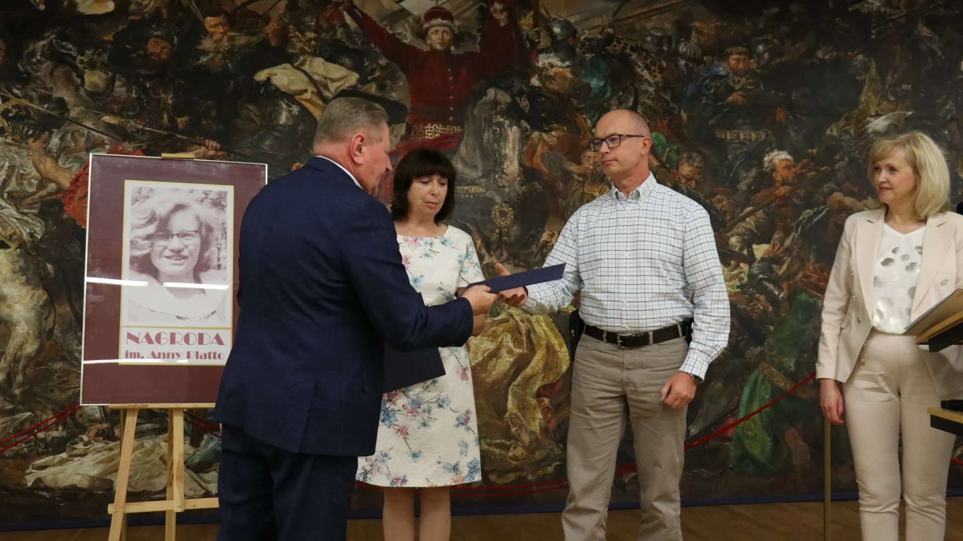 Tadeusz Sławecki Dyrektor Wojewódzkiej Biblioteki Publicznej im. Hieronima Łopacińskiego w Lublinie Dyplomem uznania z okazji 115-lecia powstania Biblioteki uhonorował Marzenę Kopciowską i Piotra Pilipczuka