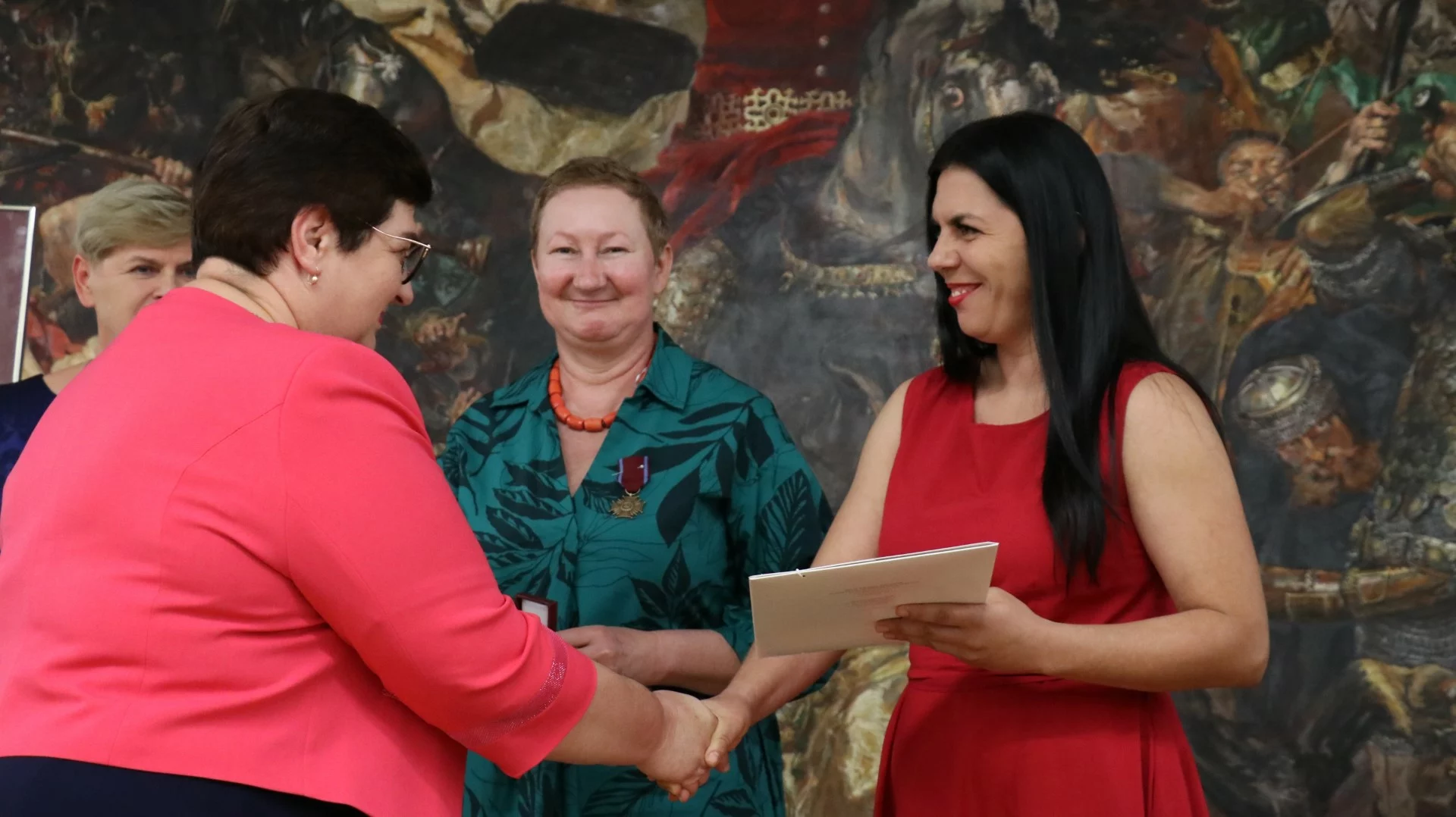 W imieniu Zarządu Głównego Stowarzyszenia Bibliotekarzy Polskich w Warszawie Bożena Lech-Jabłońska wręczyła Honorową Odznakę SBP Joannie Chapskiej i Małgorzacie Pieczykolan oraz List gratulacyjny Annie Biegalskiej.