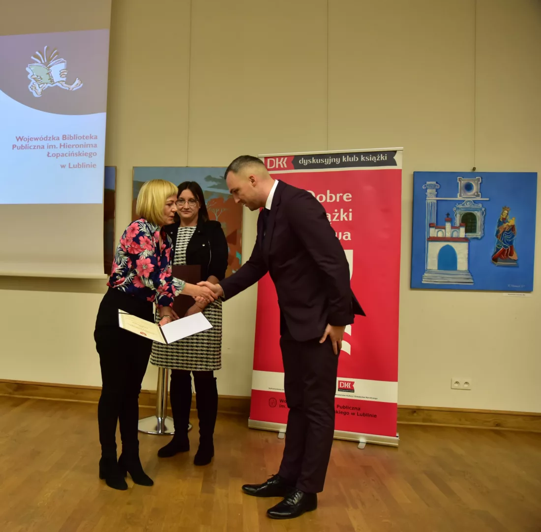 Wręczenie Nagrody Kulturalnej Województwa Lubelskiego tegorocznym laureatom Nagrody im. Anny Platto - Katarzynie Pyć z Biblioteki u Kazimierza. Miejsko-Gminnej Biblioteki Publicznej im. Kazimierza Zielińskiego w Modliborzycach oraz Kamilowi Zbietce z Gminnej Biblioteki Publicznej w Wojcieszkowie (powiat łukowski)