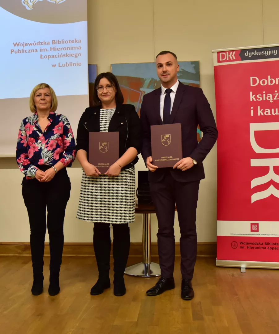 Wręczenie Nagrody Kulturalnej Województwa Lubelskiego tegorocznym laureatom Nagrody im. Anny Platto - Katarzynie Pyć z Biblioteki u Kazimierza. Miejsko-Gminnej Biblioteki Publicznej im. Kazimierza Zielińskiego w Modliborzycach oraz Kamilowi Zbietce z Gminnej Biblioteki Publicznej w Wojcieszkowie (powiat łukowski)