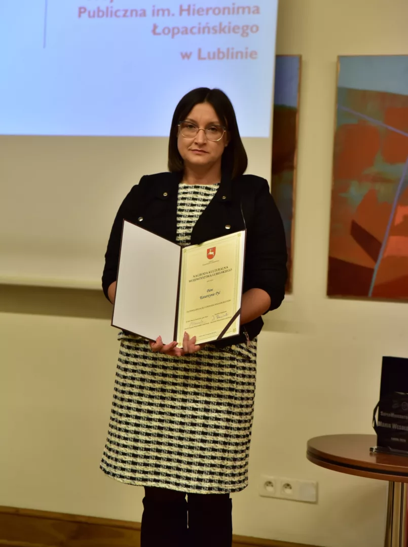 Wręczenie Nagrody Kulturalnej Województwa Lubelskiego tegorocznym laureatom Nagrody im. Anny Platto - Katarzynie Pyć z Biblioteki u Kazimierza. Miejsko-Gminnej Biblioteki Publicznej im. Kazimierza Zielińskiego w Modliborzycach oraz Kamilowi Zbietce z Gminnej Biblioteki Publicznej w Wojcieszkowie (powiat łukowski)