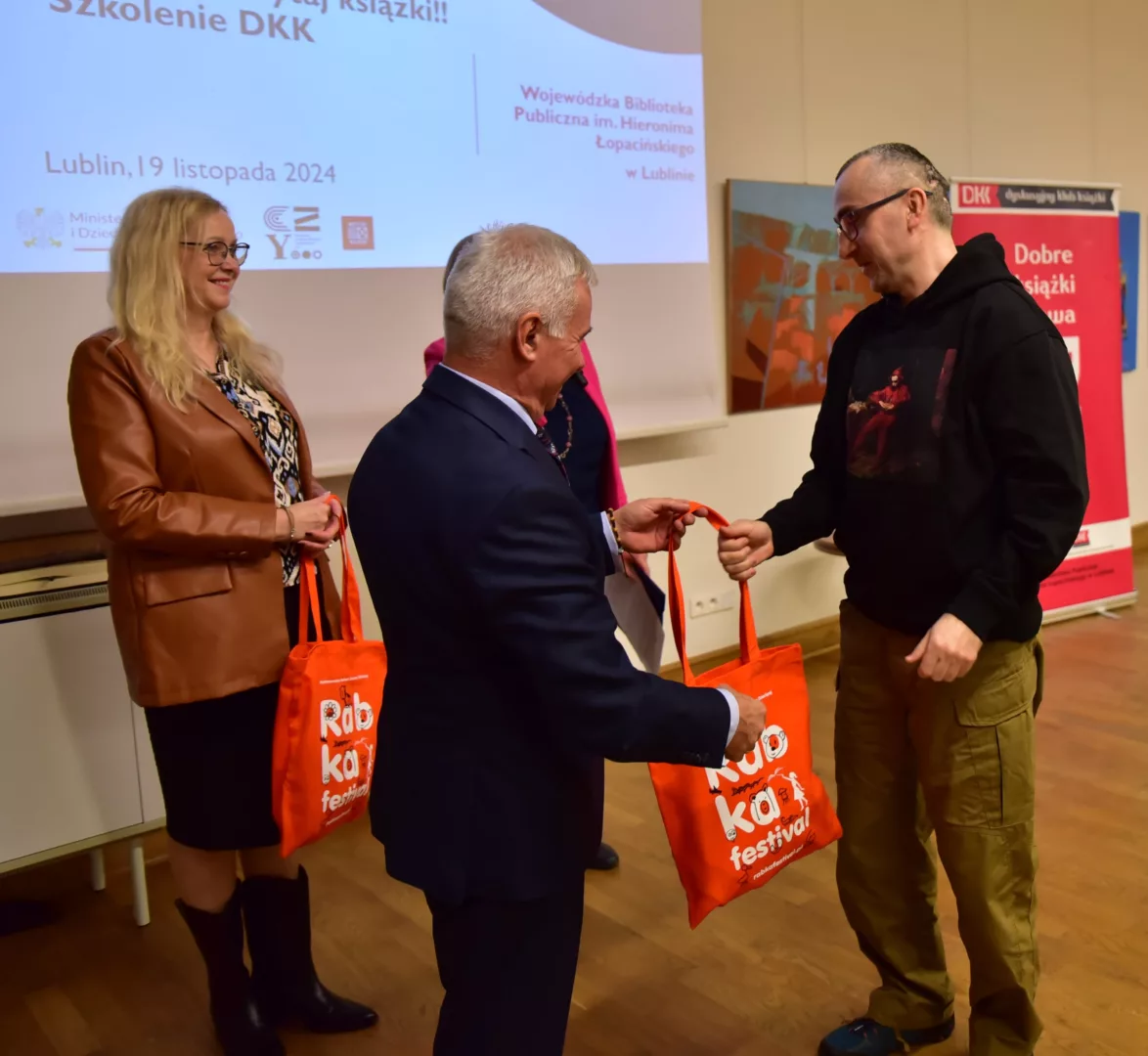 Nagrody odbierają laureaci akcji „Literatura na medal” – Justyna Bździuch - moderatorka Klubu „Okładka” działającego przy  Gminnej Bibliotece Publicznej w Aleksandrowie (powiat biłgorajski) oraz Maciej Szupiluk – moderator DKK z Miejskiej Biblioteki Publicznej w Białej Podlaskiej