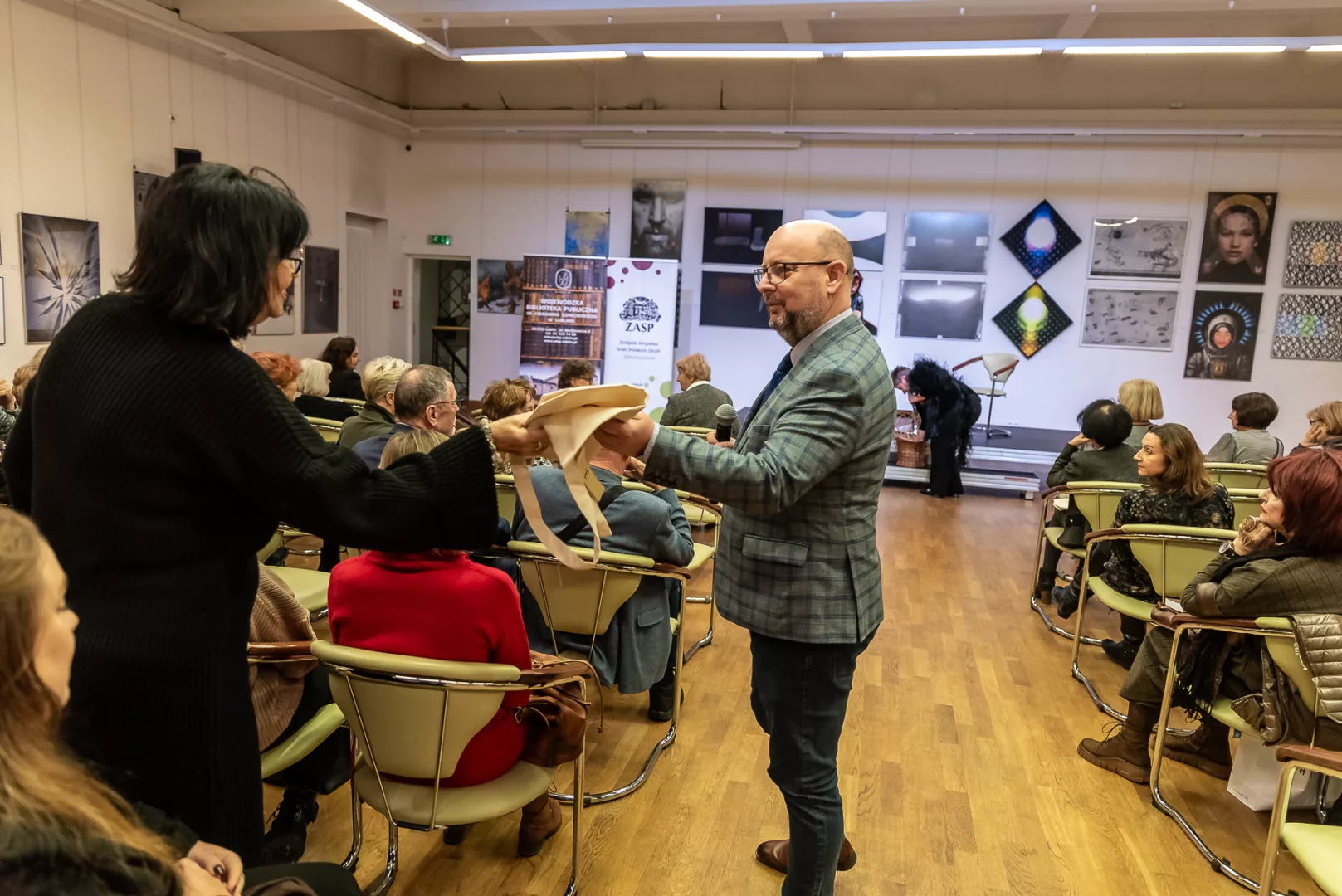 Dla gości spotkania została przygotowana TOMBOLA, nawiązująca do dawnych zwyczajów w teatrze lubelskim. Jej organizatorami byli: Teatr im. Juliusza Osterwy w Lublinie, Wojewódzka Biblioteka Publiczna im. Hieronima Łopacińskiego w Lublinie i Wydawnictwo Lubelskie AZ.