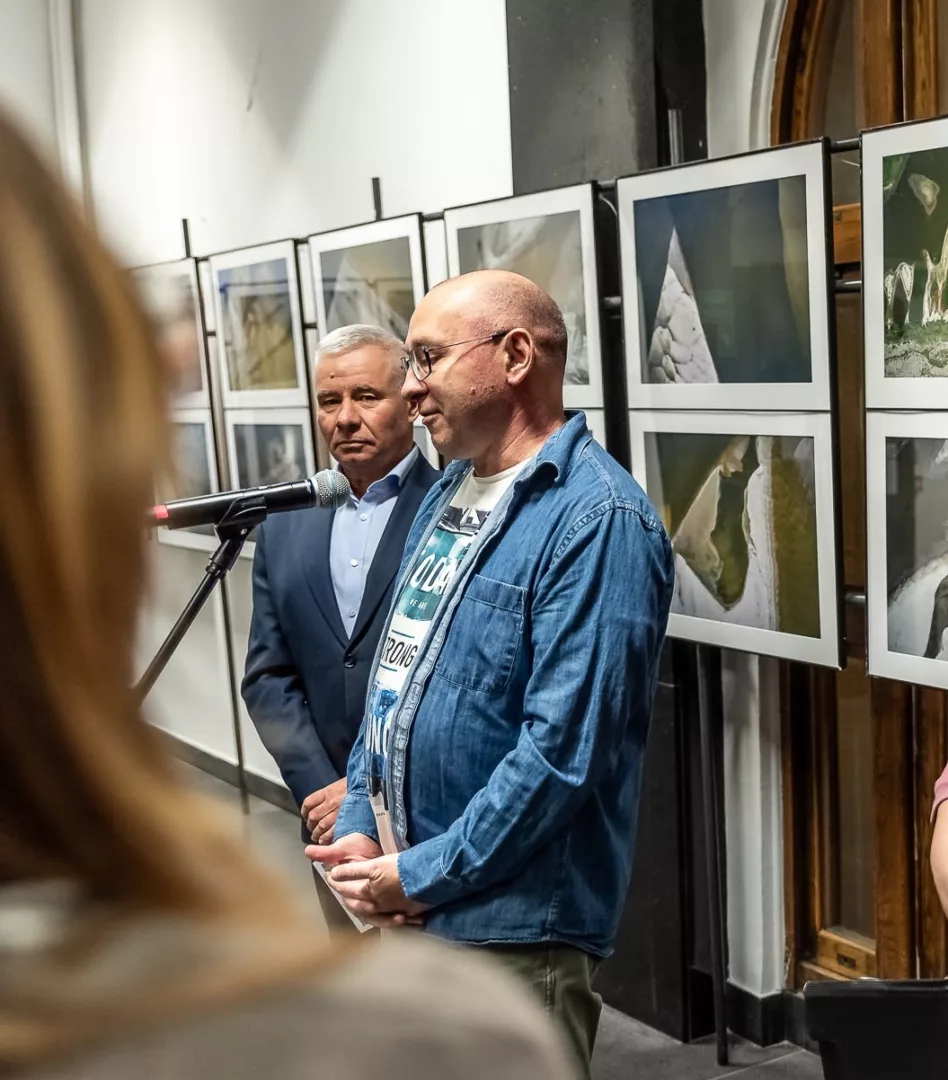 Słowo o wystawie wygłosił autor fotografii - Grzegorz Jankowski 